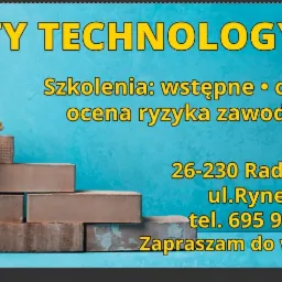 Grafika reklamowa z żółtym kaskiem na ceglanej konstrukcji, na tle turkusowej ściany z tekstem informacyjnym o szkoleniach wstępnych, okresowych i ocenie ryzyka zawodowego oraz danymi kontaktowymi.