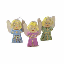 rekodzielosklep - Trzy ręcznie malowane, drewniane figurki aniołków w pastelowych sukienkach (niebieskiej, różowej i zielonej) z żółtymi włosami i drewnianymi skrzydłami, ustawione na białym tle.