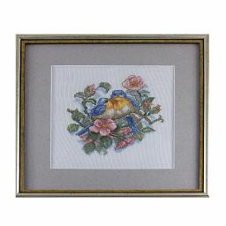 rekodzielosklep - Oprawiona w ramkę haftowana kanwa przedstawiająca parę błękitnych ptaków siedzących na gałęzi z różowymi kwiatami, widoczna faktura płótna.