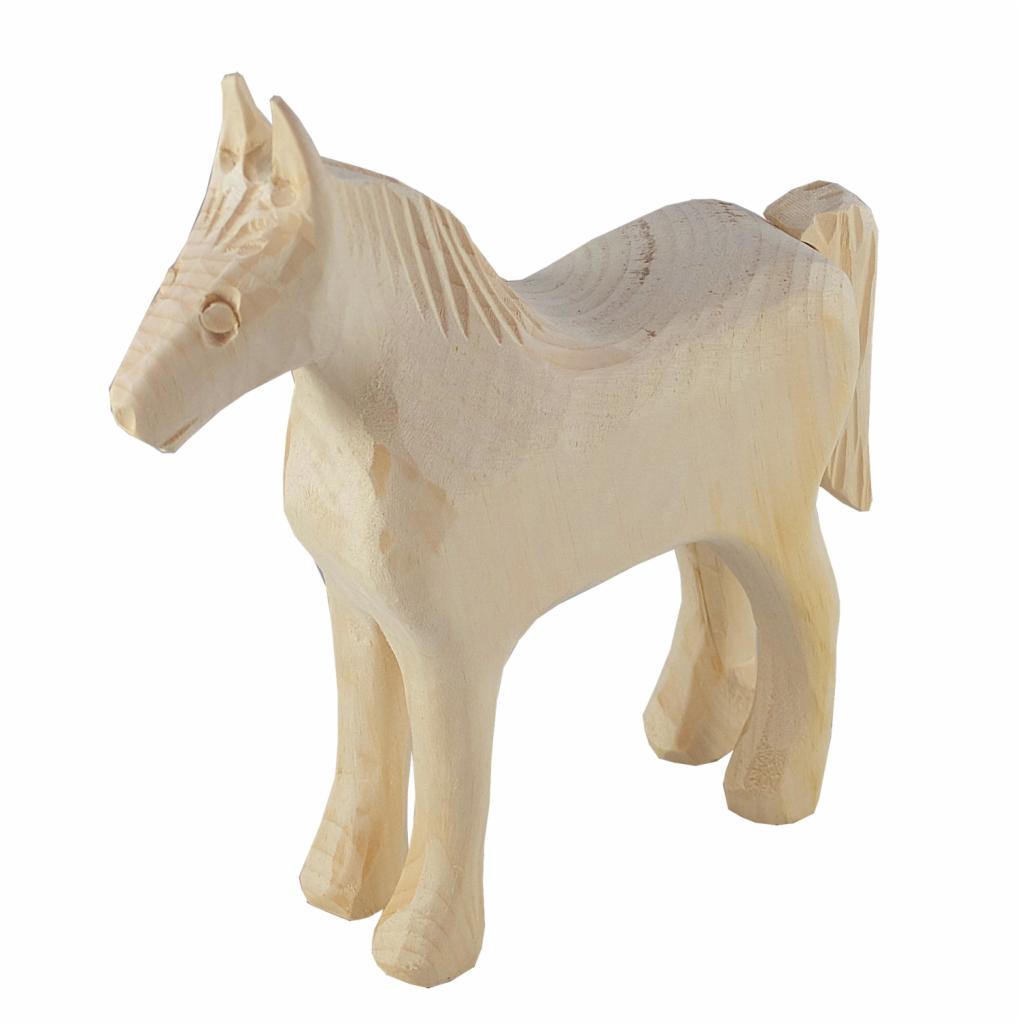 Ręcznie rzeźbiona, surowa figurka konia z jasnego drewna na białym tle, widoczne ślady dłuta.