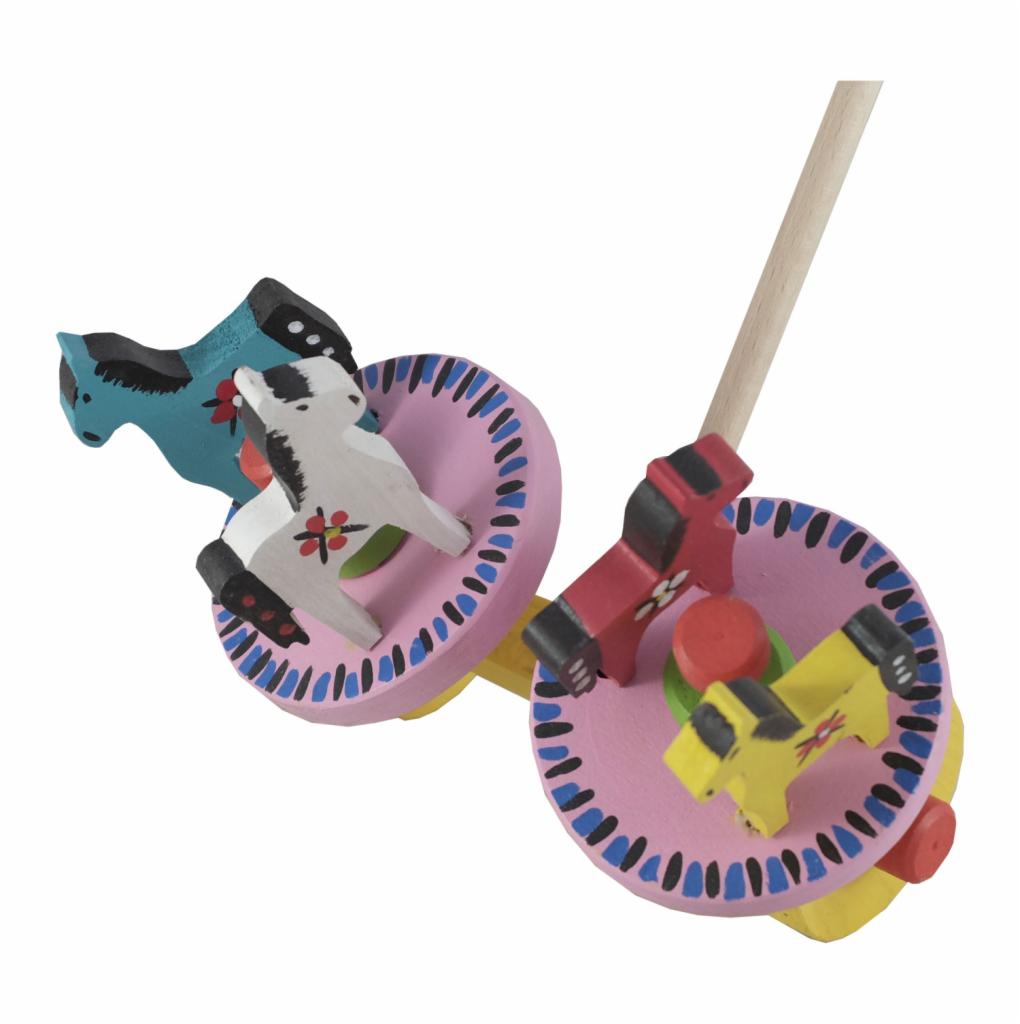 Ręcznie robiona, drewniana zabawka dla dzieci: kolorowe koniki na obrotowych platformach przymocowane do drewnianego uchwytu.