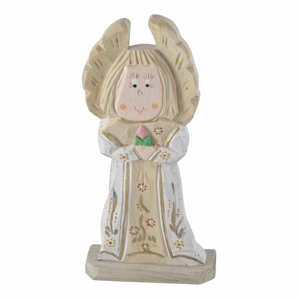 Ręcznie malowana, drewniana figurka anioła z różowym pączkiem kwiatowym, umieszczona na prostej, drewnianej podstawie.