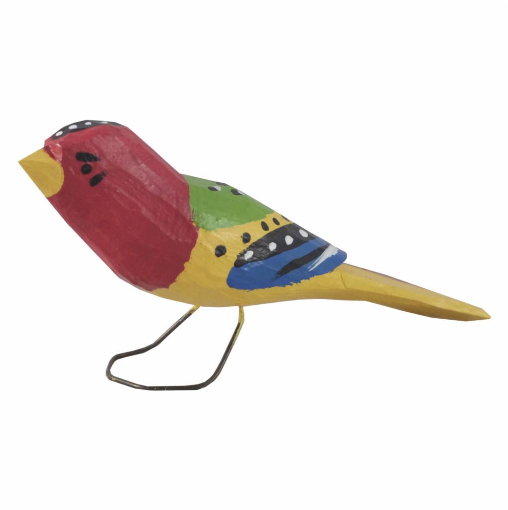 Ręcznie rzeźbiona, kolorowa, drewniana figurka ptaka z metalowymi nóżkami na białym tle.
