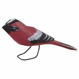 Drewniana figurka ptaka o czerwonym upierzeniu z czarno-białymi akcentami, umieszczona na metalowym stojaku.