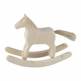 Drewniany konik na biegunach, ręcznie rzeźbiony, w jasnym odcieniu drewna, z widocznymi słojami, ustawiony na białym tle.