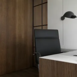 Nowoczesne biuro z drewnianą ścianą, czarnym krzesłem biurowym, minimalistyczną lampką na biurku i komputerem iMac, utrzymane w stonowanej kolorystyce.