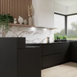 Nowoczesna kuchnia z czarnymi matowymi szafkami, blatem z ciemnego granitu i marmurowym backsplashiem, oświetlona półka z dekoracjami i zielonymi roślinami, duże okno z widokiem na zieleń.