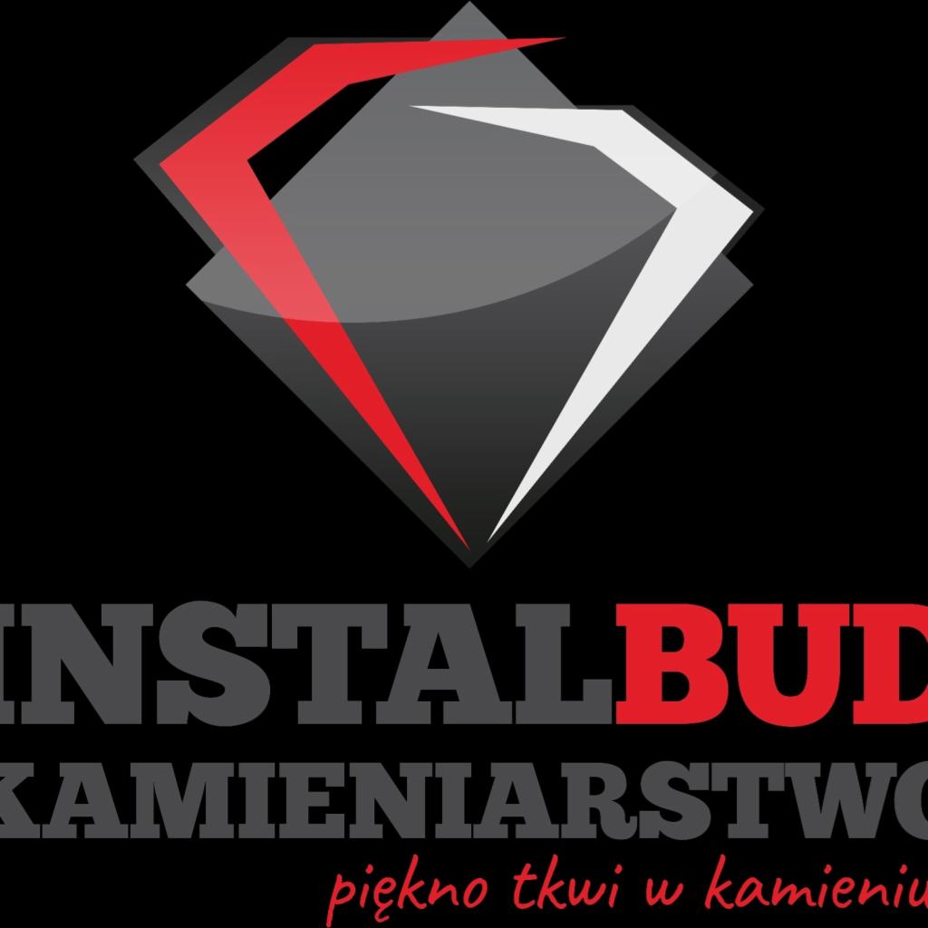 Logo firmy InstalBud Kamieniarstwo z hasłem 'piękno tkwi w kamieniu', na czarnym tle z geometrycznym symbolem w kolorach czerwonym, szarym i białym.