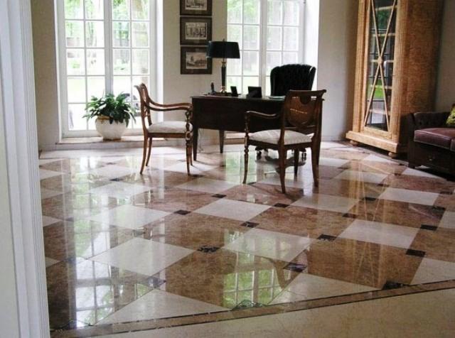 Wnętrze pokoju z marmurową podłogą w szachownicę, brązowo-białe płytki, klasyczne drewniane meble: biurko, krzesła, witryna.