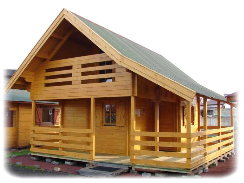 Gotowy drewniany domek letniskowy z balkonem i zielonym dachem, prezentowany na betonowych bloczkach.