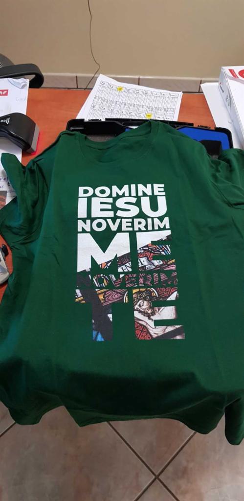Zielona koszulka z nadrukiem 'DOMINE IESU NOVERIM ME' leżąca na stole w Szprotawie.