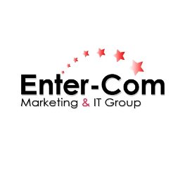 Enter-Com Marketing & IT Group - Logo firmy Enter-Com Marketing & IT Group z czarnym napisem i łukiem czerwonych gwiazd.