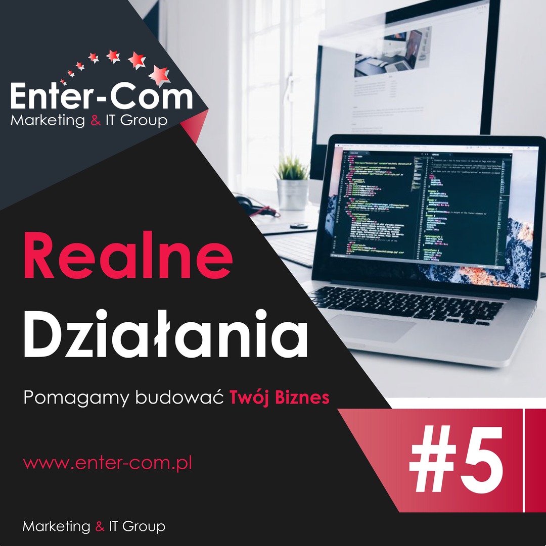 Laptop wyświetlający kod programistyczny na biurku z monitorem w tle, logo Enter-Com Marketing & IT Group w lewym górnym rogu, napis Realne Działania i hasło Pomagamy budować Twój Biznes