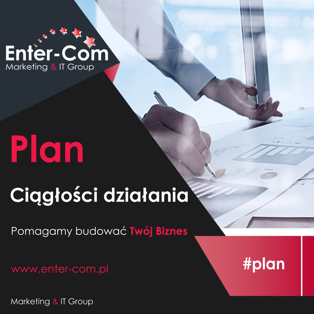 Mężczyzna analizuje plan ciągłości działania, widoczne wykresy i logo Enter-Com Marketing & IT Group.