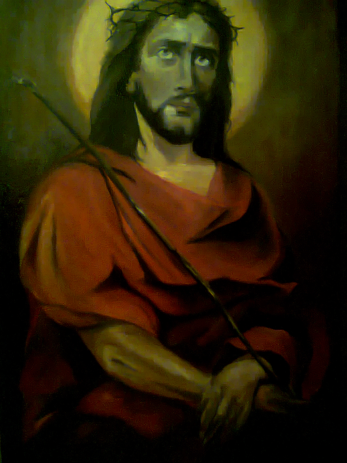 Portret olejny mężczyzny z koroną cierniową, trzymającego laskę, z aureolą na ciemnym tle.