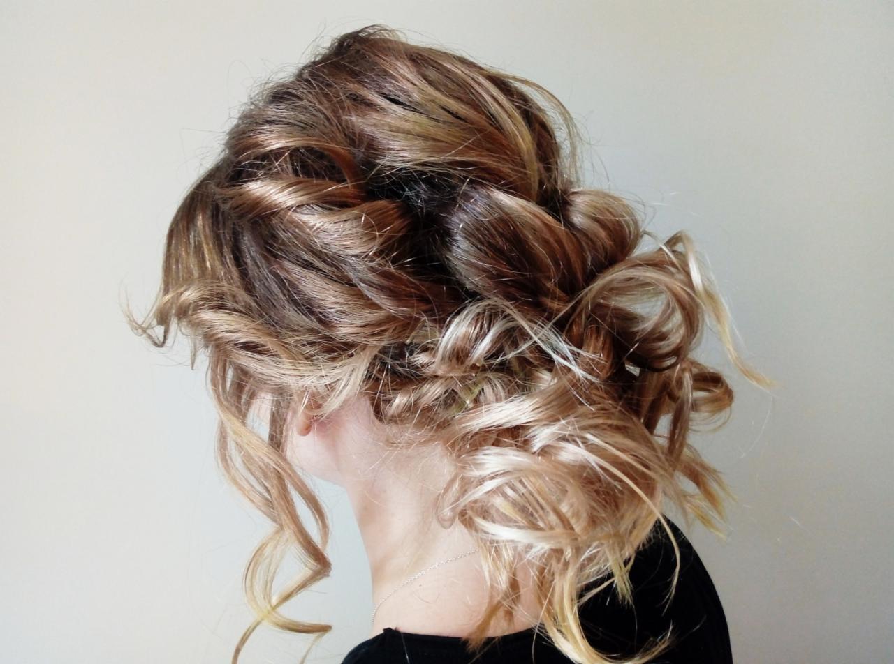Upięcie ślubne z loków w odcieniach blondu i brązu, widok z boku, delikatny srebrny łańcuszek na szyi.