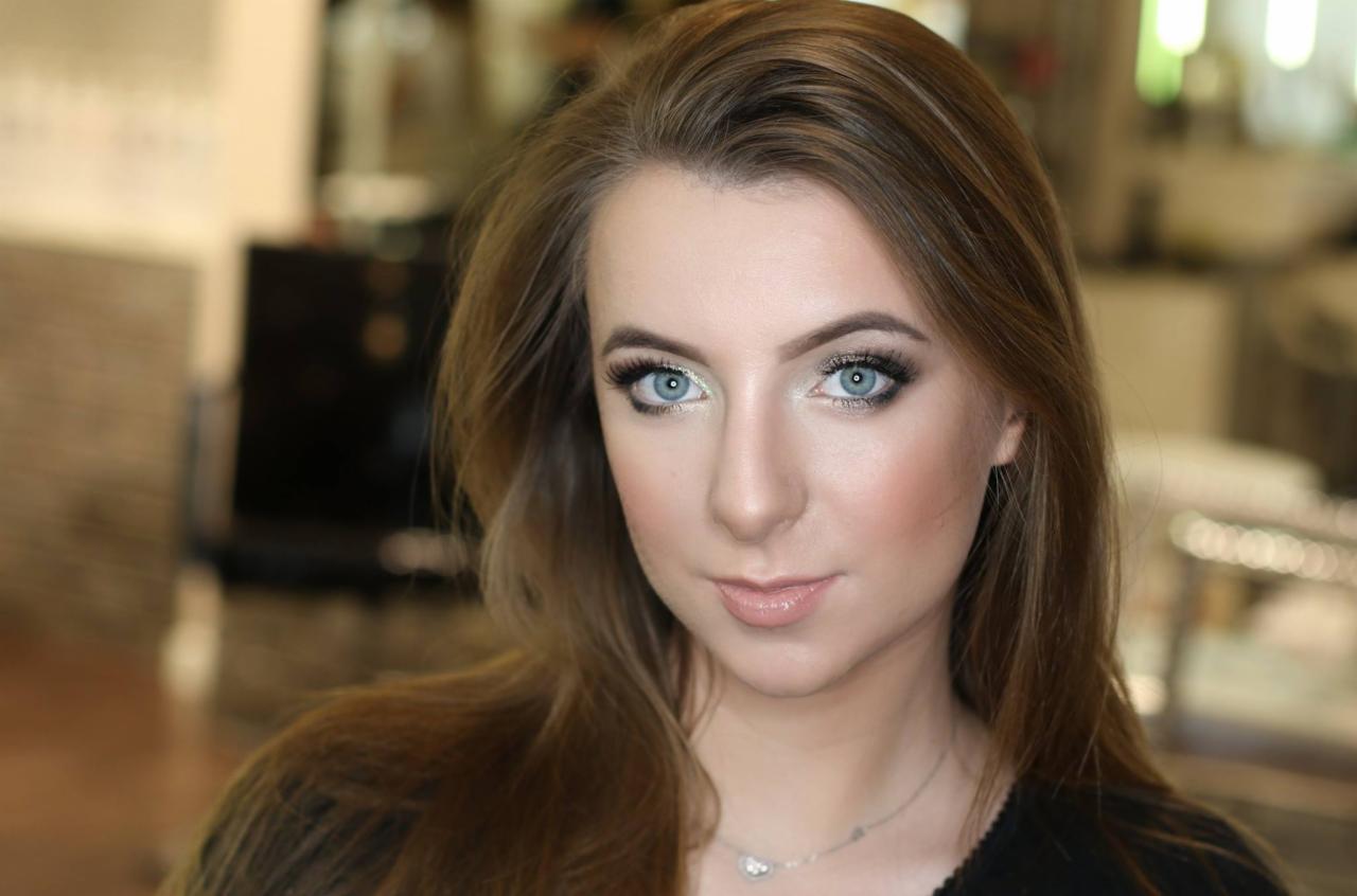 Portret kobiety z profesjonalnym makijażem oczu i ust, delikatny srebrny naszyjnik, rozpuszczone włosy w odcieniach brązu