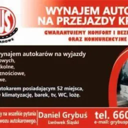 Baner firmy GrygBus z Lwówka Śląskiego oferującej wynajem autokarów na wyjazdy krajowe, z gwarancją komfortu i bezpieczeństwa. Widoczny autokar z boku.