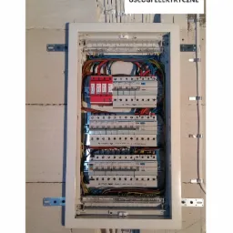 Instalacja aparatów w rozdzielnicy elektrycznej