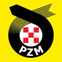 Czarno-czerwony emblemat PZM na żółtym tle, przedstawiający okrągły symbol z szachownicą w środku i strzałą u góry.