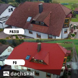 Porównanie dachu z dachówki betonowej przed i po renowacji, widok z góry. Górna połowa zdjęcia przedstawia dach pokryty mchem i zabrudzeniami, dolna połowa ukazuje dach po malowaniu na kolor...