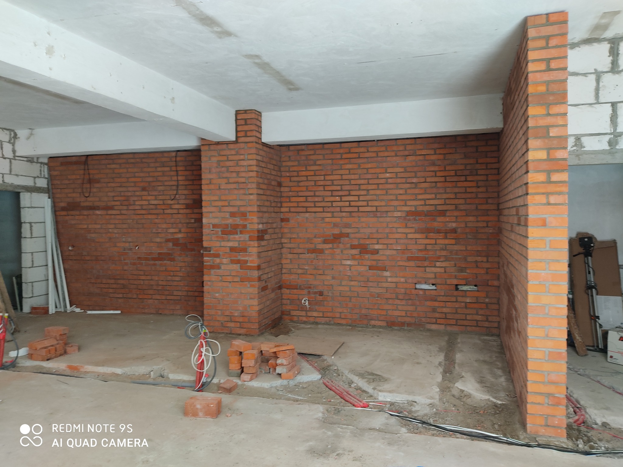 Ściana dekoracyjna z czerwonej cegły