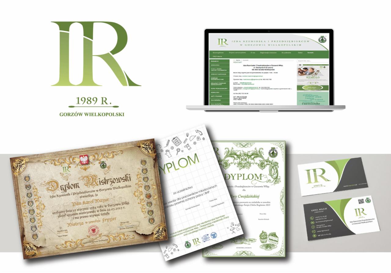 Zestaw materiałów promocyjnych firmy z logo 'IR' w odcieniach zieleni: wizytówki, dyplomy, strona internetowa na laptopie, prezentowane na szarym tle.