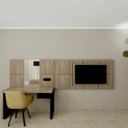 Wizualizacja pokoju hotelowego z biurkiem, żółtym krzesłem, drewnianą zabudową ściany z telewizorem i szafką z lustrem, oświetlona lampą ścienną.