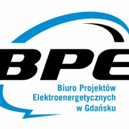 Logo firmy BPE Biuro Projektów Elektroenergetycznych w Gdańsku z stylizowanym symbolem energii.
