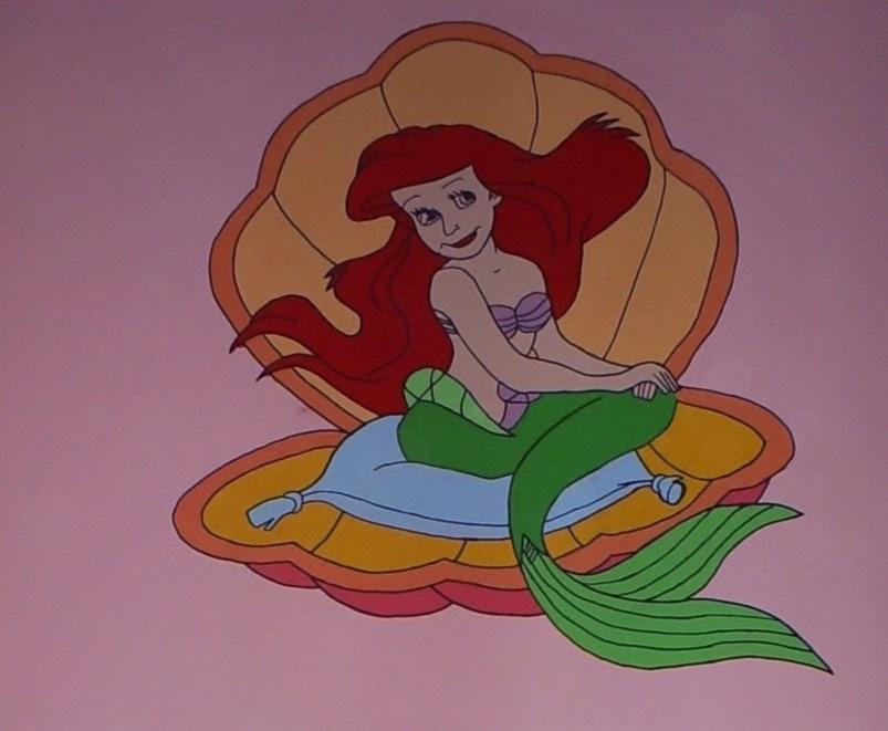 Ręcznie malowana postać z bajki, syrenka Ariel, w muszli na ścianie w pokoju dziecięcym, jasnoróżowe tło.