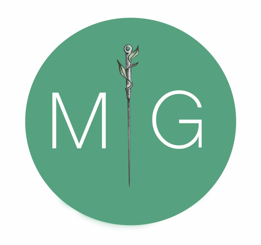 Logo z igłą do akupunktury owiniętą liśćmi, na zielonym tle koła i literami MG po bokach.