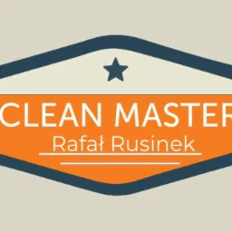 Logo firmy Clean Master Rafał Rusinek w kształcie zaokrąglonego sześcioboku z gwiazdą, w kolorach pomarańczowym, białym i granatowym.