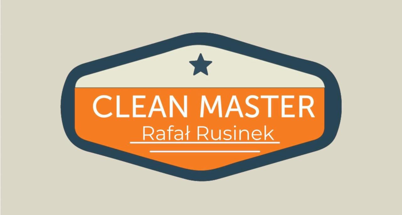 Logo firmy Clean Master Rafał Rusinek w kształcie zaokrąglonego sześcioboku z gwiazdą, w kolorach pomarańczowym, białym i granatowym.