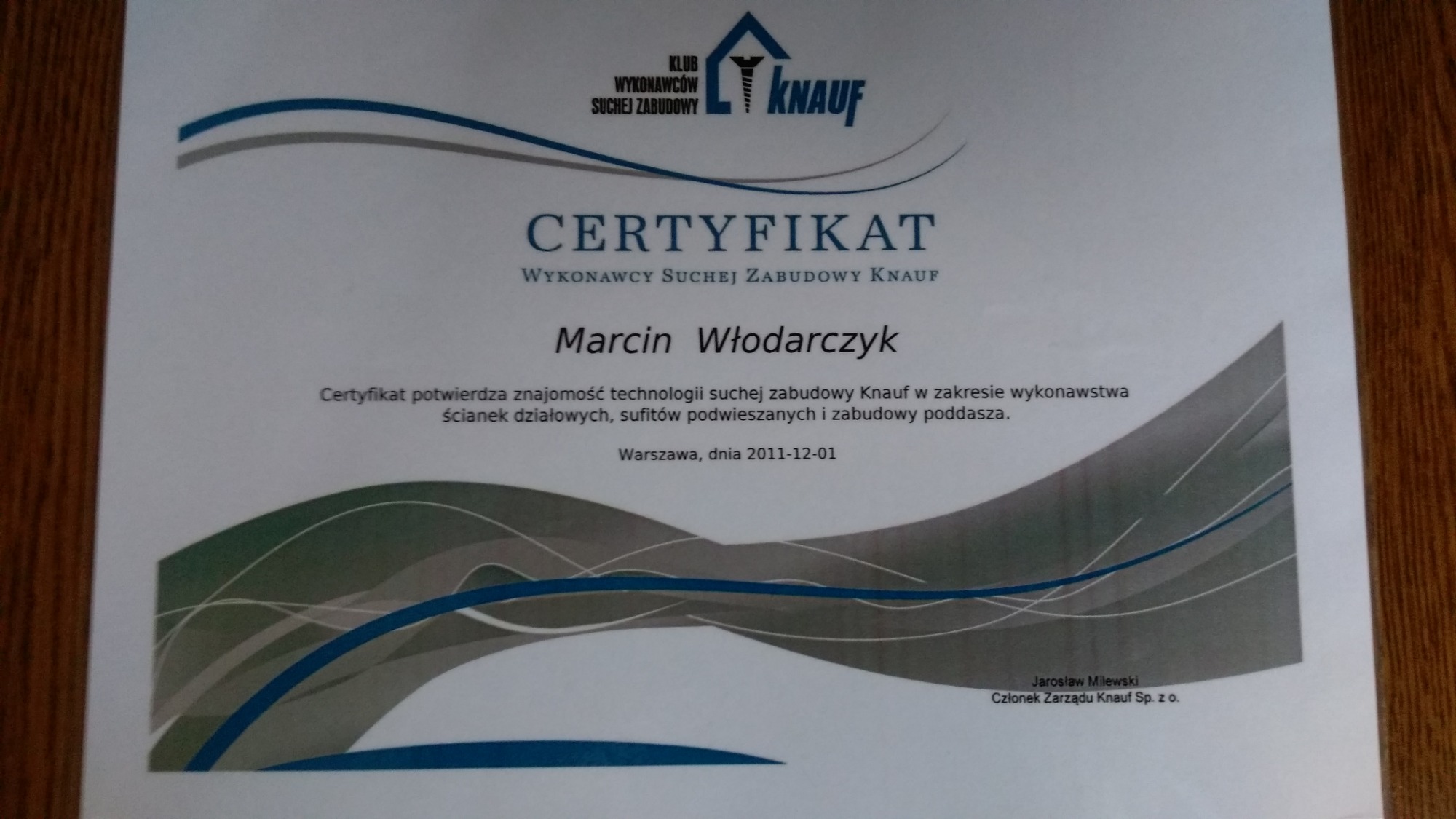 Certyfikat wykonawcy suchej zabudowy Knauf dla Marcina Włodarczyka, potwierdzający znajomość technologii w zakresie ścianek działowych, sufitów podwieszanych i zabudowy poddasza, wydany w Warszawie...