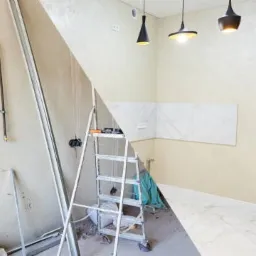 Porównanie stanu przed i po w trakcie prac wykończeniowych w mieszkaniu, widoczne położone płytki na ścianie, pomalowane ściany i położona podłoga, po lewej stronie ściana przed malowaniem i drabina.
