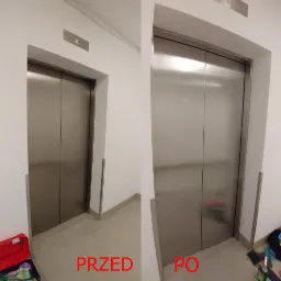 Porównanie stanu windy przed i po renowacji: po lewej stronie widoczny czerwony kufer z narzędziami, po prawej posprzątane otoczenie windy.