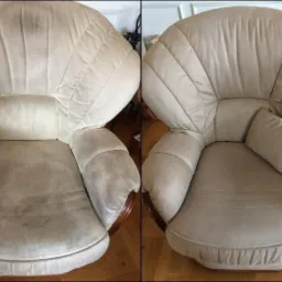 Kadr typu 'przed i po' prezentujący kremowy fotel tapicerowany: po lewej stronie widoczny silnie zabrudzony fotel, po prawej - ten sam fotel po czyszczeniu, z małą poduszką na siedzisku.