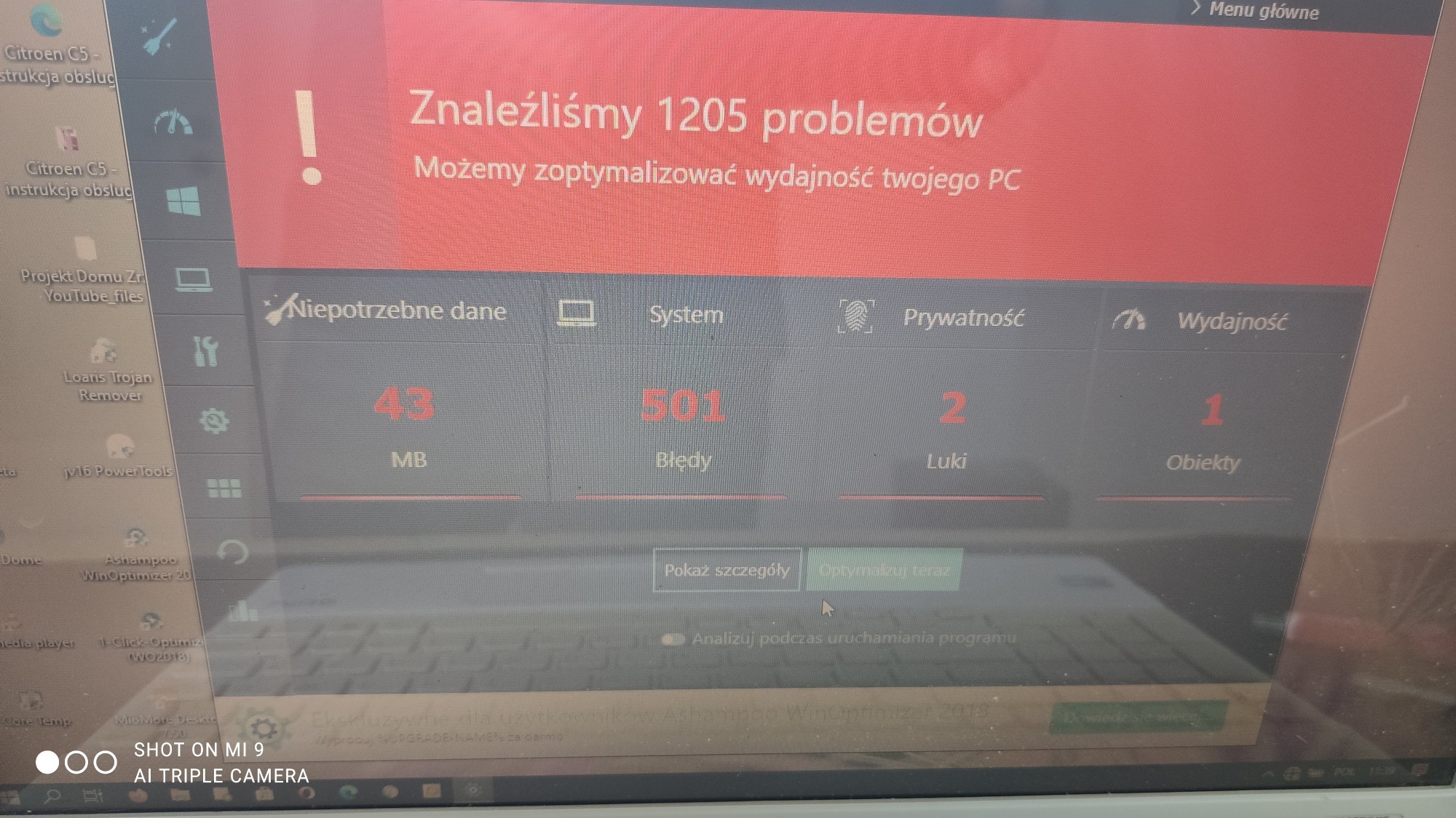 Ekran laptopa z komunikatem programu diagnostycznego wskazującym na znalezienie 1205 problemów, z podziałem na niepotrzebne dane (43 MB), błędy systemowe (501), luki (2) i obiekty (1).