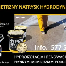 Natrysk hydroizolacji na dach płynnymi membranami poliuretanowymi, widoczne puszki z preparatem Hyperdes, urządzenie do natrysku bezpowietrznego i fragment dachu w trakcie aplikacji.