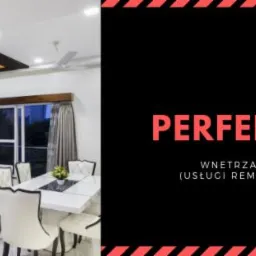 Salon z fioletową sofą narożną, białą jadalnią, marmurową podłogą i dekoracyjnym sufitem podwieszanym z oświetleniem LED w kolorze fioletowym, widok z perspektywy szerokokątnej, z boku kadru napis...