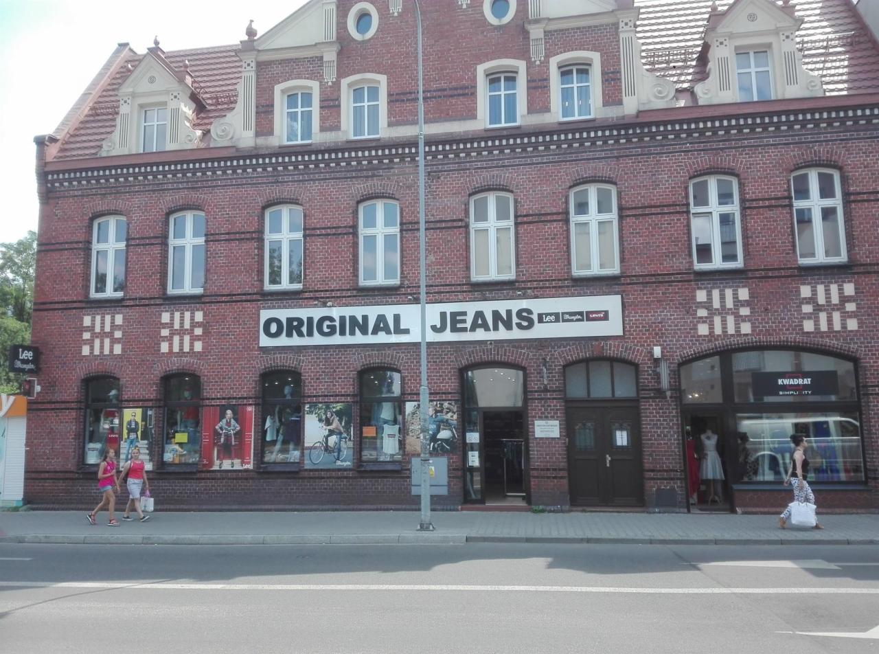 Fasada budynku sklepu Original Jeans w Rybniku, z widocznymi witrynami i szyldem reklamowym marki Lee i Levi's.