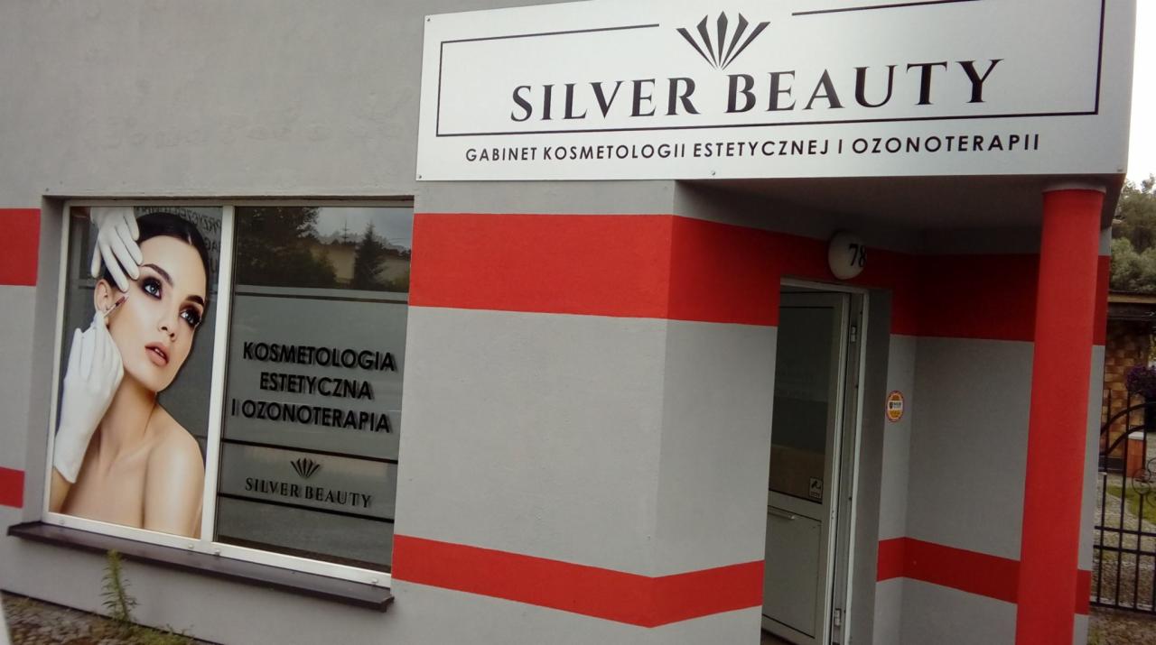 Zewnętrzny widok budynku gabinetu kosmetycznego Silver Beauty z szyldem i naklejką na oknie prezentującą zabieg kosmetyczny