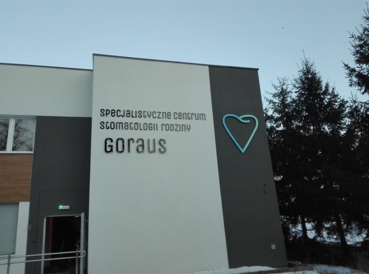 Elewacja budynku specjalistycznego centrum stomatologii rodzinnej Goraus z logo serca w kolorze turkusowym