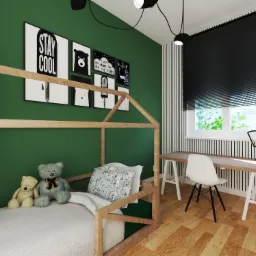 Pokój dziecięcy z drewnianym łóżkiem w kształcie domku, zieloną ścianą ozdobioną czarno-białymi grafikami, biurkiem z białym krzesłem i lampką oraz pionowymi pasami na ścianie przy oknie.