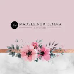 Grafika z różowymi kwiatami akwarelowymi, złotą linią i marmurowym tłem, nazwa firmy 'Madeleine & Cemma' z logotypem w górnej części.