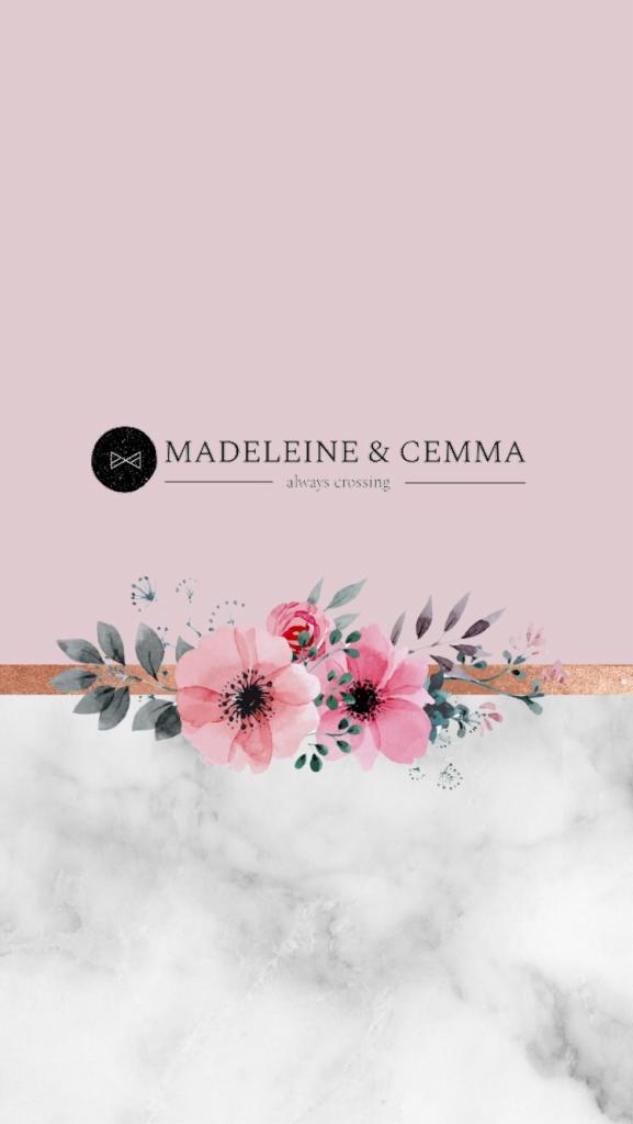 Grafika z różowymi kwiatami akwarelowymi, złotą linią i marmurowym tłem, nazwa firmy 'Madeleine & Cemma' z logotypem w górnej części.