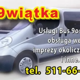 Srebrny bus Opel Vivaro z napisem 'dzi9wiątka', oferujący usługi przewozu osób na wesela i imprezy okolicznościowe, numer telefonu 511-66-66-72.