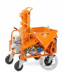 Pomarańczowa maszyna do tynkowania z widocznym zbiornikiem i elementami sterującymi, umieszczona na kółkach, na białym tle.