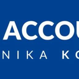 Logo firmy IQ Accounting Monika Kopcińska na niebieskim tle, z pomarańczowym symbolem graficznym po lewej stronie.