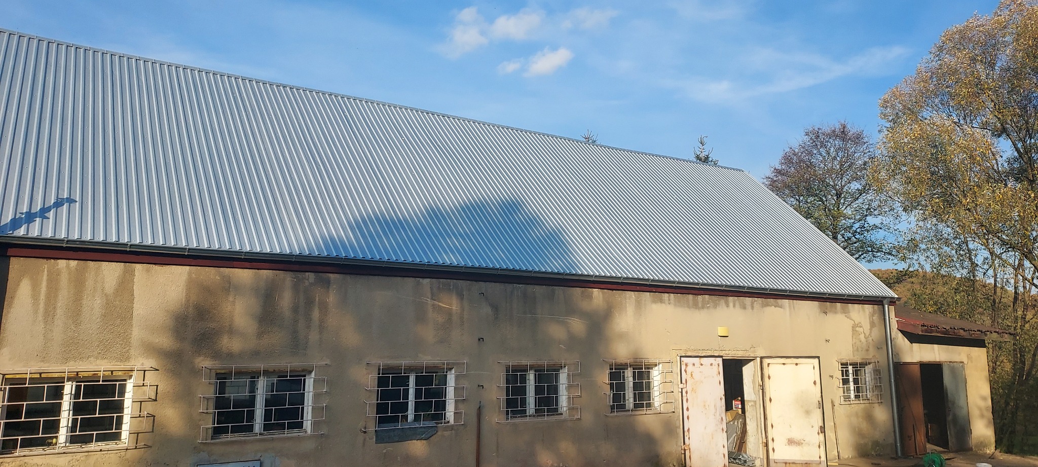 Pokrycie dachu: Blacha trapezowa o profilu T18 Alucynk